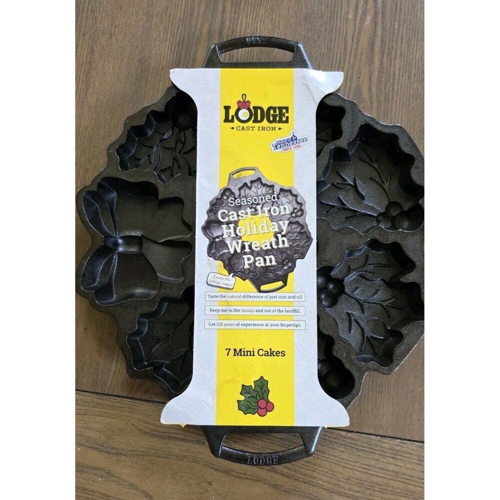 Lodge Seasoned Cast Iron Wreath Pan Christmas Holiday Baking 7 Mini Cake NEW